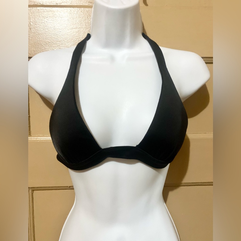 NWOT black bikini top. Size medium.